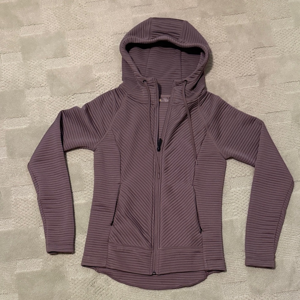NWOT Zella Women's Purple Hooded Jacket with zippered pockets, size xs.